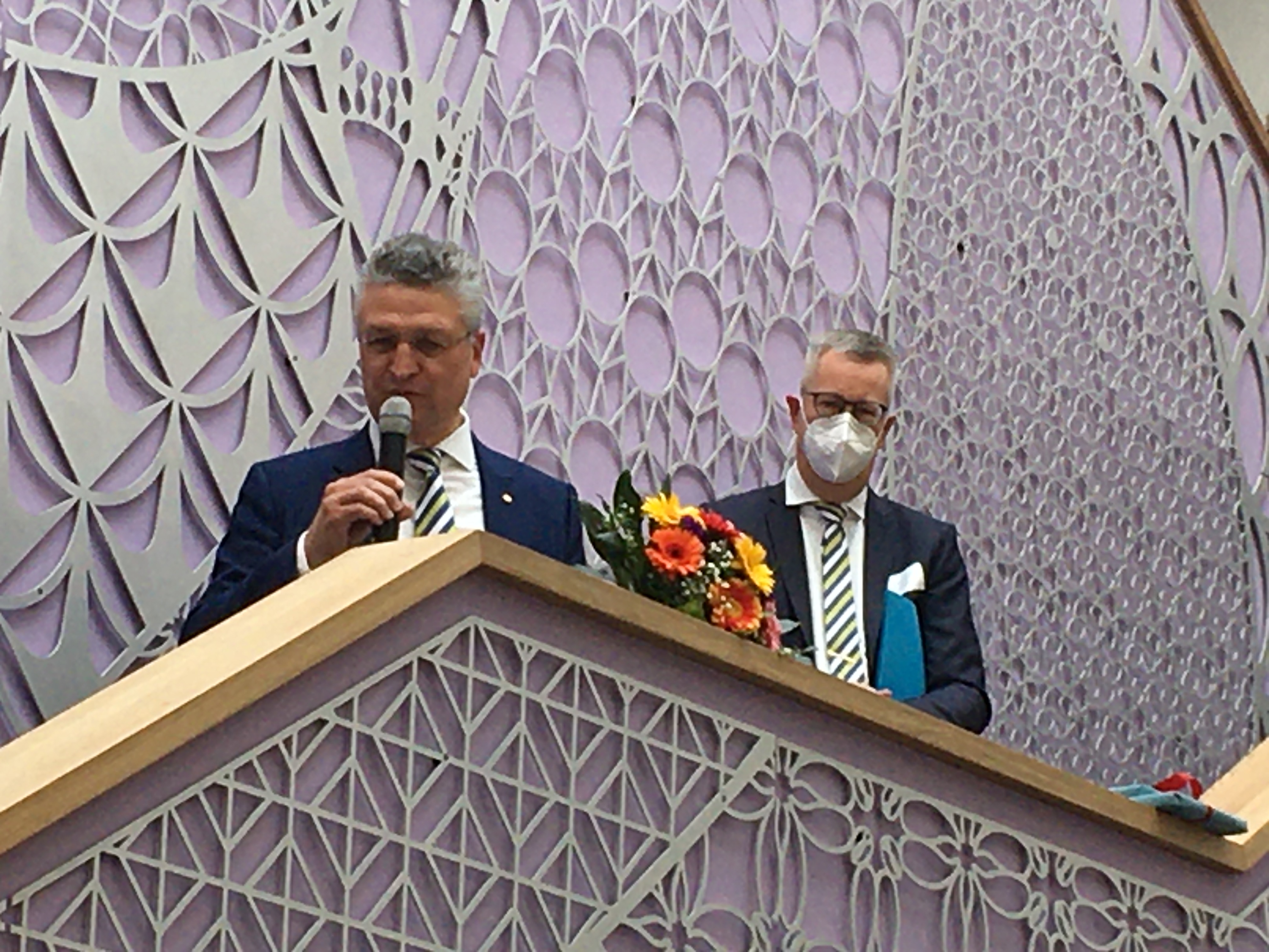 Bei der Eröffnungsfeier wurde Prof. Lothar Wieler die goldene Ehrennadel der FU Berlin überreicht. Der Mikrobiologe war auch  maßgeblich daran beteiligt, als die Weichen für diesen Bau und den Schwerpunkt Resistenzforschung gestellt wurden.